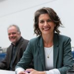 Geneviève Guilbault Instagram - Caucus présession parlementaire avec notre belle grande équipe de la @coalition_avenir_quebec! 🖐 Centre des congrès de Québec