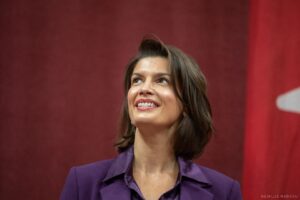 Geneviève Guilbault Instagram - Cette semaine, j'ai été assermentée deux fois. ⚜️

D'abord comme députée de #LouisHébert, la plus belle et significative fonction professionnelle que j'aie eu le bonheur d'occuper à ce jour. À cet honneur s'ajoute celui de demeurer votre vice-première ministre, et de devenir votre ministre des Transports et de la Mobilité durable. Je ne pourrais être plus comblée par votre confiance renouvelée, et par celle que me témoigne notre premier ministre en me confiant d'aussi importantes responsabilités.

Je travaillerai fort, très fort pour vous pendant ces quatre prochaines années. MERCI. 💜