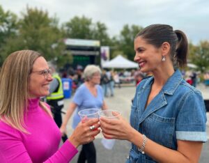 Geneviève Guilbault Instagram - Une campagne électorale, c'est entre autres une infinité de belles rencontres. Aujourd'hui, dans Vaudreuil, avec notre candidate @eve.belec 💕