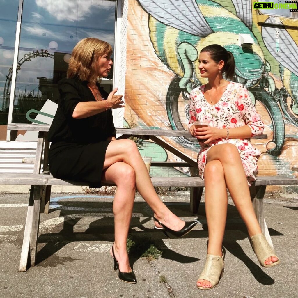 Geneviève Guilbault Instagram - Pause-café sur la @promenade_masson avec @sandraoconnormtl ☀️ Montreal, Quebec