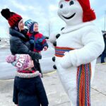Geneviève Guilbault Instagram - Bonhomme était chez nous dans #LouisHébert aujourd'hui! 📣 😍 Merci au @carnavaldequebec d'avoir participé à notre Fête des patins dans le cadre du Mois Tuques et bas de laine! ❄️🧦 Saint-Augustin-de-Desmaures