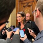Geneviève Guilbault Instagram - Petit mardi 🗯🎤📱🎙✌️ Assemblée nationale du Québec