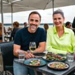 Geneviève Guilbault Instagram - L'émission Coups de food est à Québec pour découvrir nos bonnes adresses dans Louis-Hébert! 🫒🤌✨️ À voir ce soir 22 h avec @sebbenoit72 à @zeste_tv! 💚 (rediffusion samedi 11 h, dimanche 18 h, jeudi 11 h, lundi 23 h) @quai1635 @lesbotanistes.ca @kimono.sushibar Cap-Rouge