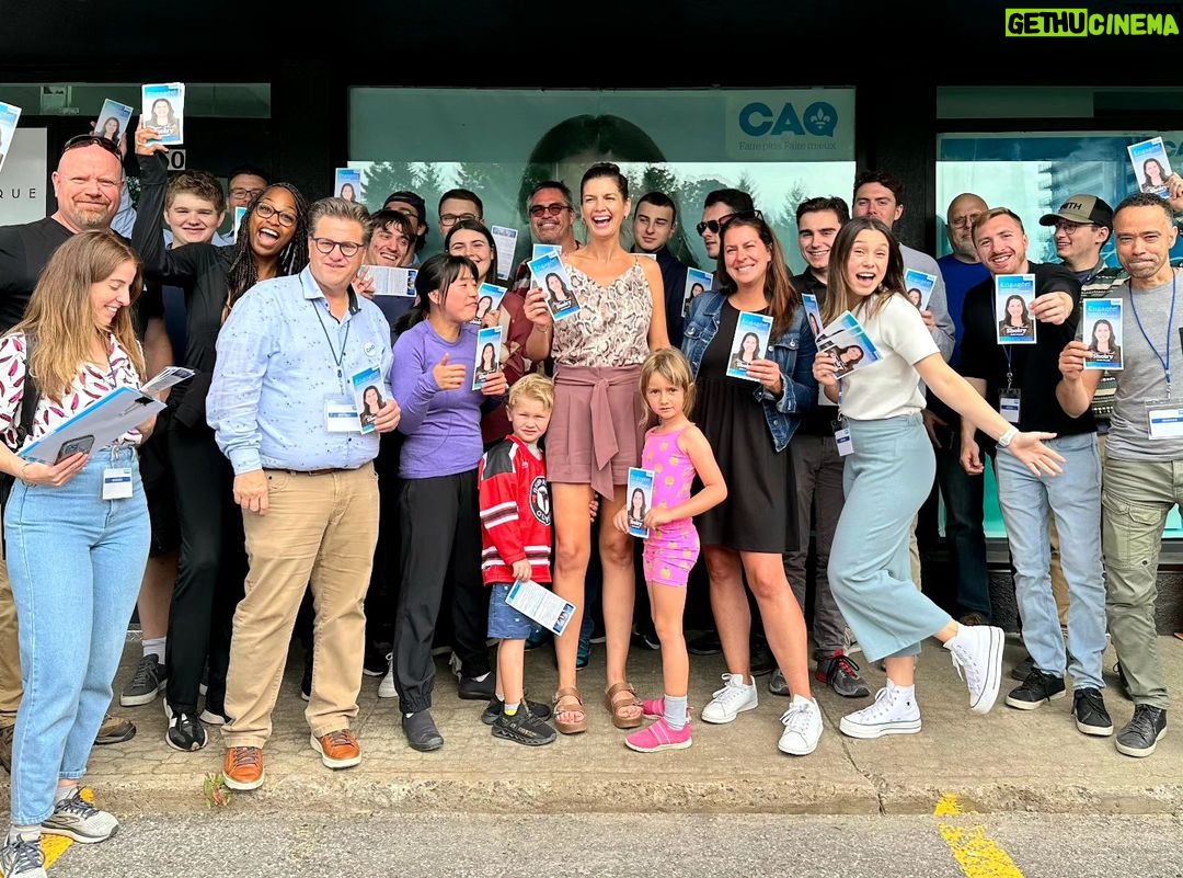 Geneviève Guilbault Instagram - Merci à notre belle grande famille de la @coalition_avenir_quebec et de la @releve_caq pour ce beau samedi sur le terrain avec notre super candidate @marie.anik_shoiry! 💙🏃♂️ Sainte-Foy, Quebec