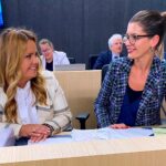 Geneviève Guilbault Instagram - En commission parlementaire avec @marie.belle.gendron 📑 Assemblée nationale du Québec