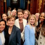 Geneviève Guilbault Instagram - Bien entourée en ce jour de rentrée parlementaire à l'@assnatqc! 👯‍♀️ Assemblée nationale du Québec