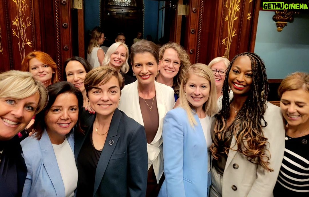 Geneviève Guilbault Instagram - Bien entourée en ce jour de rentrée parlementaire à l'@assnatqc! 👯♀️ Assemblée nationale du Québec