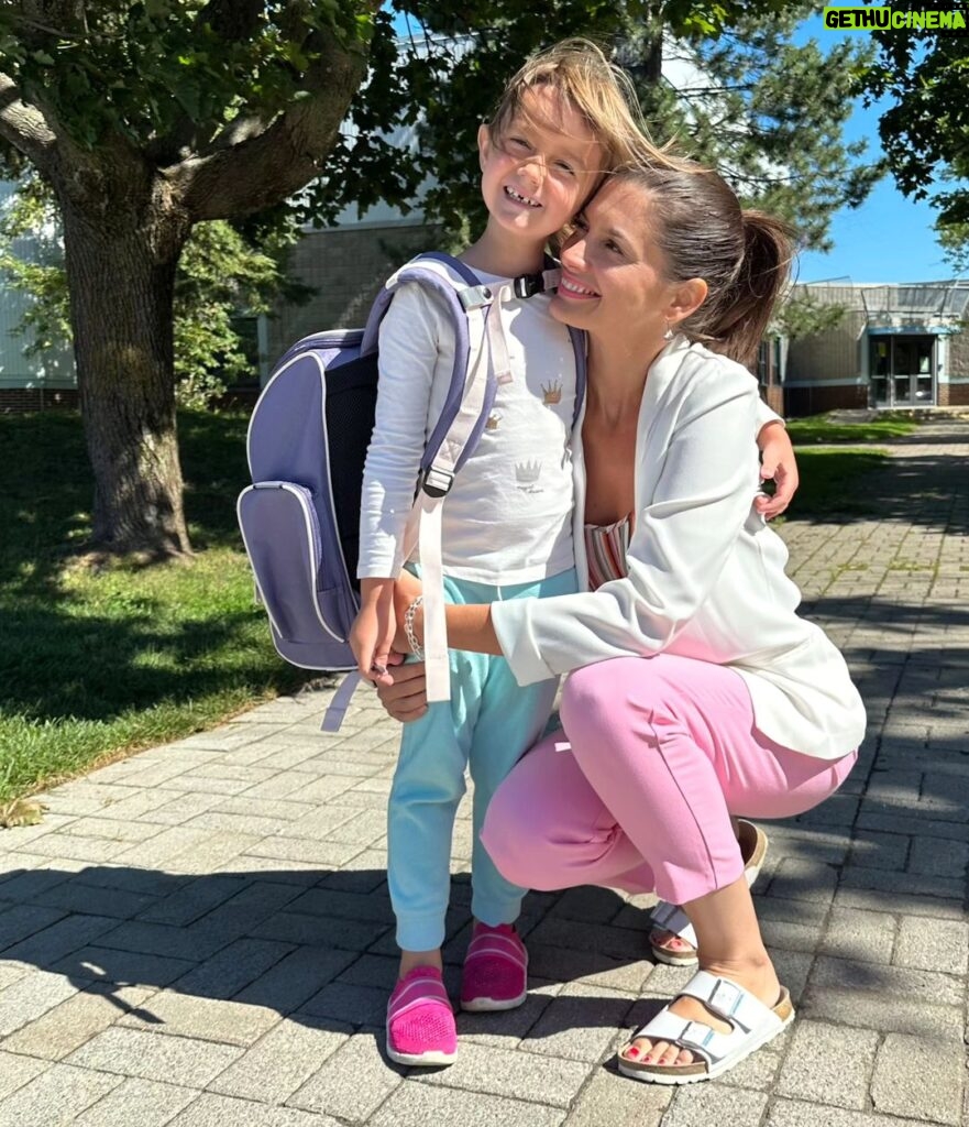 Geneviève Guilbault Instagram - Ma petite Capucine fait son entrée à la maternelle! 🥹 À tous les parents un peu émotifs, à toutes nos équipes-écoles, et bien sûr, à tous nos jeunes, bonne rentrée! 🍎 Quebec, Quebec
