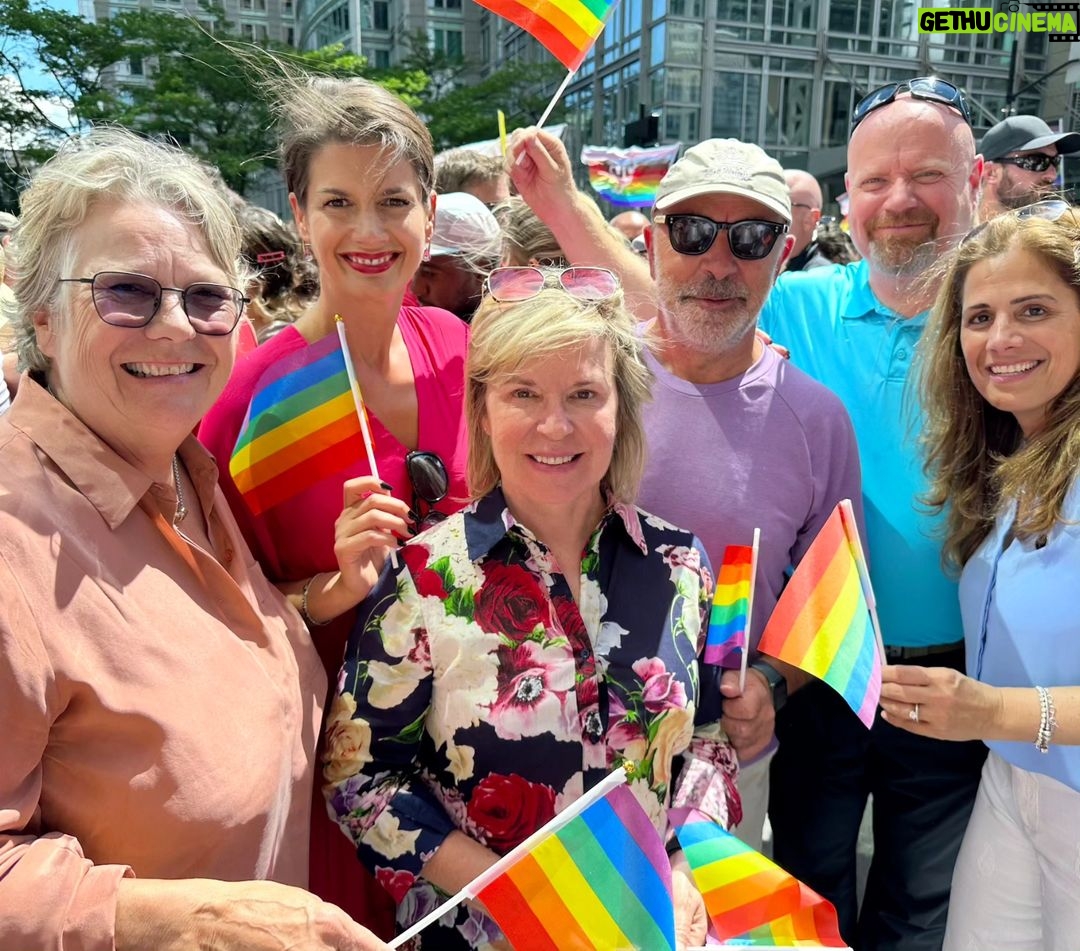 Geneviève Guilbault Instagram - Heureuse de retrouver les collègues au défilé de @fiertemontreal! ❤️🧡💛💚💙💜 Montreal, Quebec