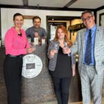 Geneviève Guilbault Instagram - De passage en Gaspésie pour une importante annonce en mobilité, mes collègues et moi avons fait un petit arrêt à @odwyer_distillery 🤠