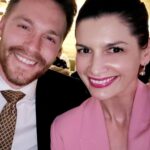 Geneviève Guilbault Instagram - Le lien entre un(e) ministre et son attaché(e) de presse est particulier. On est toujours ensemble. Après tellement de travail intense et de quotidien partagé, le mien poursuivra son cheminement dans de nouvelles fonctions chez mon ami @benoit.charette.caq. On a été heureux ensemble, et je suis heureuse pour lui. Merci pour tout @ljuliendufresne 💙