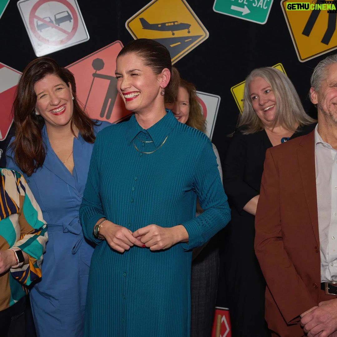 Geneviève Guilbault Instagram - Mon équipe et mes collègues de la @coalition_avenir_quebec. Ma deuxième famille et autant de Valentins.💘 Quebec, Quebec