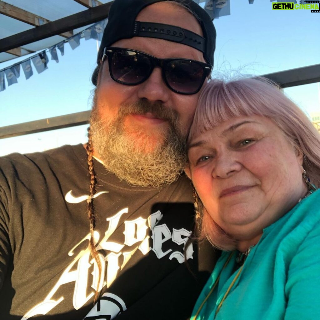 Genka Instagram - Olen siin pildil Revo emaga ja tema, Paul ja Merle ütleme suur aitäh kõigile, kes tulid ja kes andsid panuse vahilapsed.ee toetuseks. Kõik artistid, tehnikud, klubi Laev. Aitäh! Head teha on hea! #forevo #fuckcancer