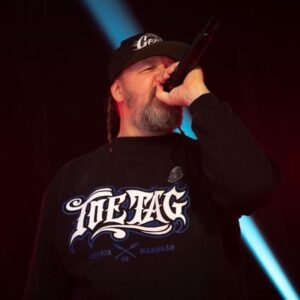 Genka Instagram - 25 aastat laval. Ja ilmselt järgmised vähemalt 25 aastat veel. Aitäh absoluutselt kõigile, kes selles süüdi on ehk need, kes kuulanud, raadiost ja dj’de käest nõudnud me mussi. Ostnud albumeid, striiminud ja livedel kohal käinud. Ostnud merchi, kiitnud, konstruktiivselt kritiseerinud, inspireerinud,aidanud salvestada ja levitada. Big muah neile, kes meid kodus ootavad, kui me oma unistustes dwellime ja meid maa peale tagasi toovad. Ka neile, kes on kahelnud, “konkureerinud” ja heitinud….kui te olete olemas veel, siis aitäh inspiratsiooni ja jõu andmise eest edasi teha ja veel paremaks saada. Ajalugu on tehtud. Ülejäänu on boonus. Suur ❤️kõigile #legendaarnerecords #toetagfamily #toetag #genkapauloja #forevo #estonianhiphop