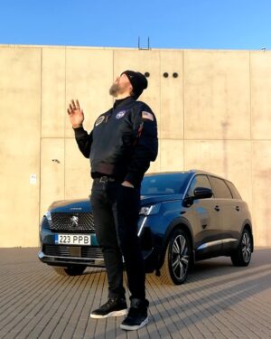 Genka Instagram - Taevast sajab kinke! Uus Peugeot 5008 GT! Aitäh Peugeot Eesti. NB! Kõige sheefim uuendus on autol night vision: timmib kõik hirved tee ääres ära (loop by @masinawark) #Peugeot5008GT #peugeoteesti #peugeot