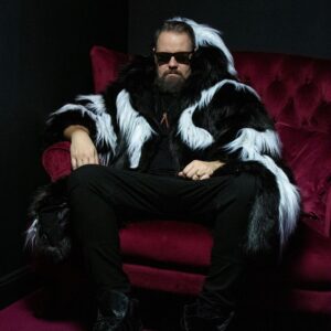 Genka Instagram - The Bipolar Eskimo coat by @kristelkuslapuu aga UUS VIDEO VÄLJAS: “Serotoniin” featuring Taukar ja Estoni Kohver. LINK BIOs #legendaarnerecords #panelaikimuidusuren (Foto: Aliis Pikk)