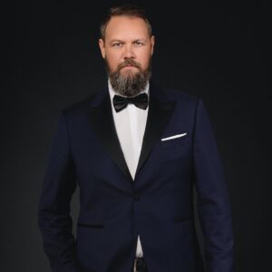 Genka Instagram - G by Errier mõõdupintsak 350€. Kingi faijale isadepäevaks. Ostulingi leiad biost. Sealt saad kinkekaardi. Iskä saab siis kohale minna, lemmik värvi kanga valida, mis pintsakuks õmmeldakse. Seda kõike  enforceb  Genka “G”. Nii et kõik on edaspidi suht timmis #gbyerrier #erriermen