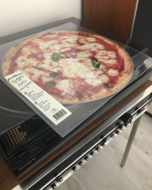 Genka Instagram - @reket @kohvefe ja @boipepperoni  tegid pizza ja panid vinüülile. Lisasin ühele viilule veits anšoovist peale. Täna saad lugu telost kuulata nr on 900 0069  #pitsa