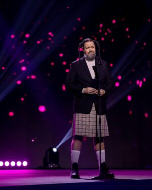 Genka Instagram - Käisin galal. Tegin sonxi, õmblesin kleidi, a kedagi polnud: kylalisi, esinejaid, fotoseina. Tanjal sama keiss. Tegime gala ainsa poseeritud paaripildi #ema2021 (📸Erlend Štaub)