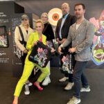 Genka Instagram - Ma olen siin pildil täna hommikul IKEA-s koos Kelly Sildaru, Ariadne, Liina Randpere ja kunstnik Karl Korsariga. Miks? Sest IKEA on veduriks ühele väga olulisele kampaaniale. Oma visioonis toovad nad selle hästi välja: kodune heaolu ei sõltu vaid sisustusest, vaid ka sellest, mis kodus toimub. Aga tihtilugu on just kodu see, kus inimene ennast turvaliselt ei tunne. Iga kolmas Eesti naine on kogenud lähisuhtevägivalda. Ligi 50% Eesti inimestest teavad kedagi, kes on seda kogenud, aga trend näitab, et tavaliselt ei sekkuta ja ligi 65% ei anna ka ise sellest teada. See ei tohiks nii olla! Seepärast ei kahelnud meist siin fotol keegi ilmselt kordagi, et aidata IKEA poolt ellukutsutud sõnumile omapoolne boost anda. Ehk MÄRKA VÄGIVALDA! Meil on olemas nii ohvriabi kriisitelefon, emotsionaalse toe ja hingehoiu telefon, lasteabitelefon ja isegi tugi vägivallast loobumiseks. Me räägime küll riiklikust julgeolekust, sisejulgeolekust, aga see kõik algab ju tegelikult hoopis sügavamalt: meie endi kodudest. Tseki lähemalt www.palunabi.ee. Aidate saate ka nii, et soetate kunstniku Karl Korsari spetsdisainiga “Märka vägivalda” koti (pildil näha), sest kõik sellest saadud raha läheb naiste kriisikeskusele Pikk jutt, aga ma ei räägiks seda, kui see probleem poleks me ühiskonnas suur #markavagivalda #noticeviolence @ikeaestonia