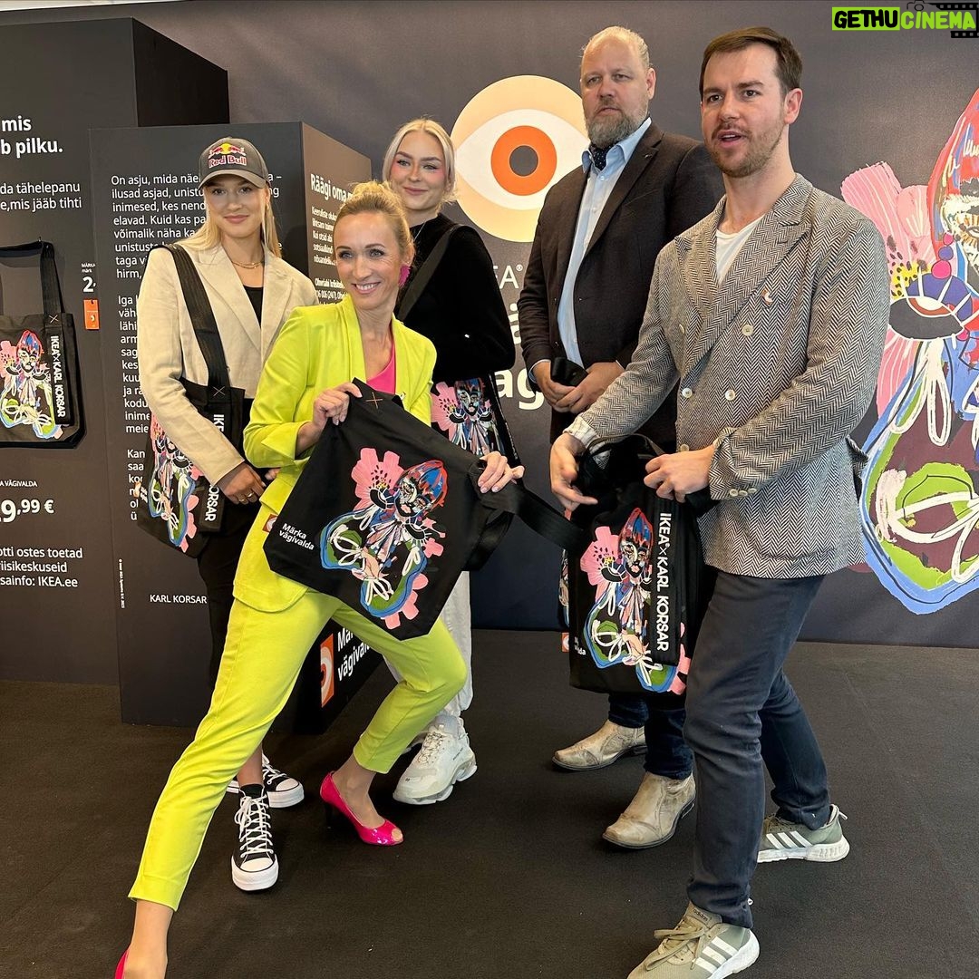 Genka Instagram - Ma olen siin pildil täna hommikul IKEA-s koos Kelly Sildaru, Ariadne, Liina Randpere ja kunstnik Karl Korsariga. Miks? Sest IKEA on veduriks ühele väga olulisele kampaaniale. Oma visioonis toovad nad selle hästi välja: kodune heaolu ei sõltu vaid sisustusest, vaid ka sellest, mis kodus toimub. Aga tihtilugu on just kodu see, kus inimene ennast turvaliselt ei tunne. Iga kolmas Eesti naine on kogenud lähisuhtevägivalda. Ligi 50% Eesti inimestest teavad kedagi, kes on seda kogenud, aga trend näitab, et tavaliselt ei sekkuta ja ligi 65% ei anna ka ise sellest teada. See ei tohiks nii olla! Seepärast ei kahelnud meist siin fotol keegi ilmselt kordagi, et aidata IKEA poolt ellukutsutud sõnumile omapoolne boost anda. Ehk MÄRKA VÄGIVALDA! Meil on olemas nii ohvriabi kriisitelefon, emotsionaalse toe ja hingehoiu telefon, lasteabitelefon ja isegi tugi vägivallast loobumiseks. Me räägime küll riiklikust julgeolekust, sisejulgeolekust, aga see kõik algab ju tegelikult hoopis sügavamalt: meie endi kodudest. Tseki lähemalt www.palunabi.ee. Aidate saate ka nii, et soetate kunstniku Karl Korsari spetsdisainiga “Märka vägivalda” koti (pildil näha), sest kõik sellest saadud raha läheb naiste kriisikeskusele Pikk jutt, aga ma ei räägiks seda, kui see probleem poleks me ühiskonnas suur #markavagivalda #noticeviolence @ikeaestonia