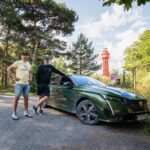 Genka Instagram - Sõitsime @masinawark Raikoga kohaliku Pariisi ja Eiffeli torni radadel uue Peugeot 308-ga. @_au5u_ tegi prantsuse huumorit ja testisime 308 hard- ja software. Varsti videona teie ees #peugeoteesti #peugeot308 #lionsofourtime Kes esimesena arvab ära, kus me siin pildil oleme, selle viin üks hommik Tallinnas oma Peugeotiga tööle