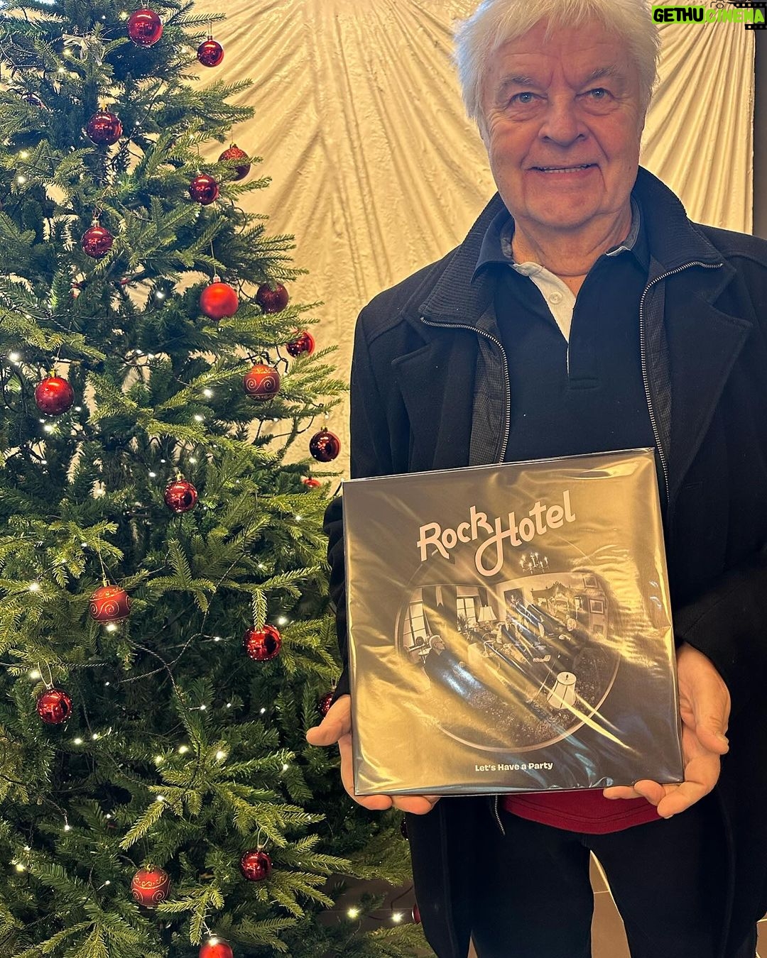 Genka Instagram - Legendaarne Recordsiga saime siin valmis veel sellise absoluutse legendaarse rockbändi nagu Rock Hotel vinüüli. Mis seal peal on ja miks see tehti, sellest loe Legendaarne Recordsi lehel, sest sealt saab seda ka osta alates 20.12 hommikust. Keep rockin!