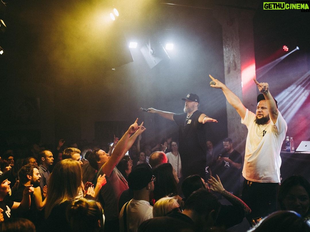 Genka Instagram - “Insert random quote from DJ Khaled” A-Rühm tänab kõiki, kes eelmisel reedel tulid plaadiesikale Teid oli palju ja vibe oli incroyable (en francais). Varsti paneme mingi galerii ka välja, et siis näeb rohkem fotosid (Pildid: Rasmus Kooskora) PS! Love võidab, hate kaotab!❤️