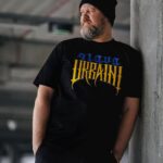 Genka Instagram - Kui sōbrad paluvad, et tuleks pildistama ja asja tehakse ōige eesmärgi nimel ning ise arvad, et oled ikkagi modell, siis juhtub nii. Aga @piradosbrand “Slava Ukraini” särgid saadaval Piradose kauplusest ja kōik tulu läheb Ukraina abistamiseks #slavaukraini #pirados #fuckwar #peace 📷 @maarja.photos