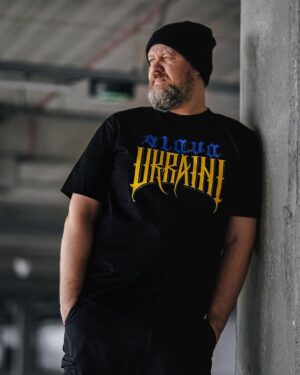 Genka Instagram - Kui sōbrad paluvad, et tuleks pildistama ja asja tehakse ōige eesmärgi nimel ning ise arvad, et oled ikkagi modell, siis juhtub nii. Aga @piradosbrand “Slava Ukraini” särgid saadaval Piradose kauplusest ja kōik tulu läheb Ukraina abistamiseks #slavaukraini #pirados #fuckwar #peace 📷 @maarja.photos