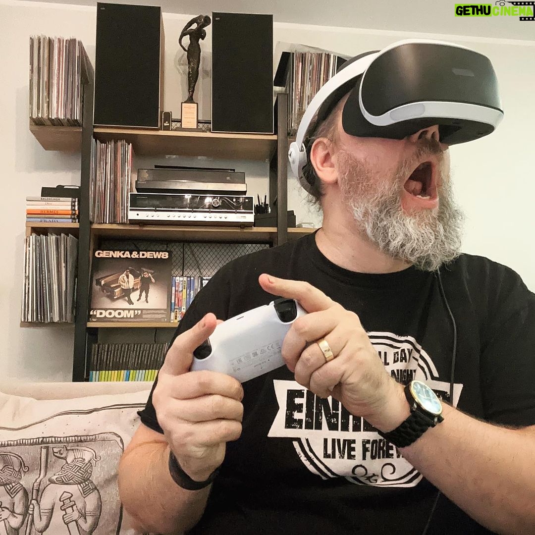 Genka Instagram - Lumi tuli maha! Aeg mancave’i talvelebosse minna. Võtsin ajaveetmist kaasa. Let it snow! @sonyplaystationeesti aitas, et suured tänud! A mida mängida soovitate?