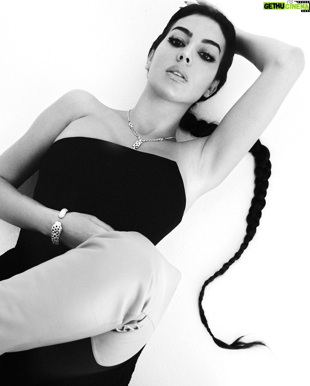 Georgina Rodríguez Instagram - Mi portada para @vogue y ratitos favoritos 💖🎞️📸 Riyadh - Kingdom Of Saudi Arabia