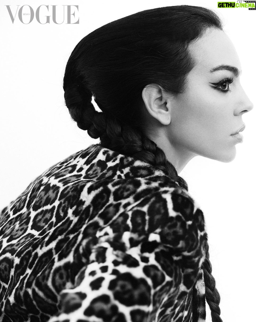 Georgina Rodríguez Instagram - Gracias mi Mexico lindo ❤️🇲🇽 @voguemexico Fotografía: @javier_biosca Realización: @joanadelafuente Entrevista: @sofyagostini Peinado: @lorenzo_barcel Maquillaje: @fer.martinez.mk Producción: @nataliatorrespolo Head of Editorial Content: @karlamartinezdesalas