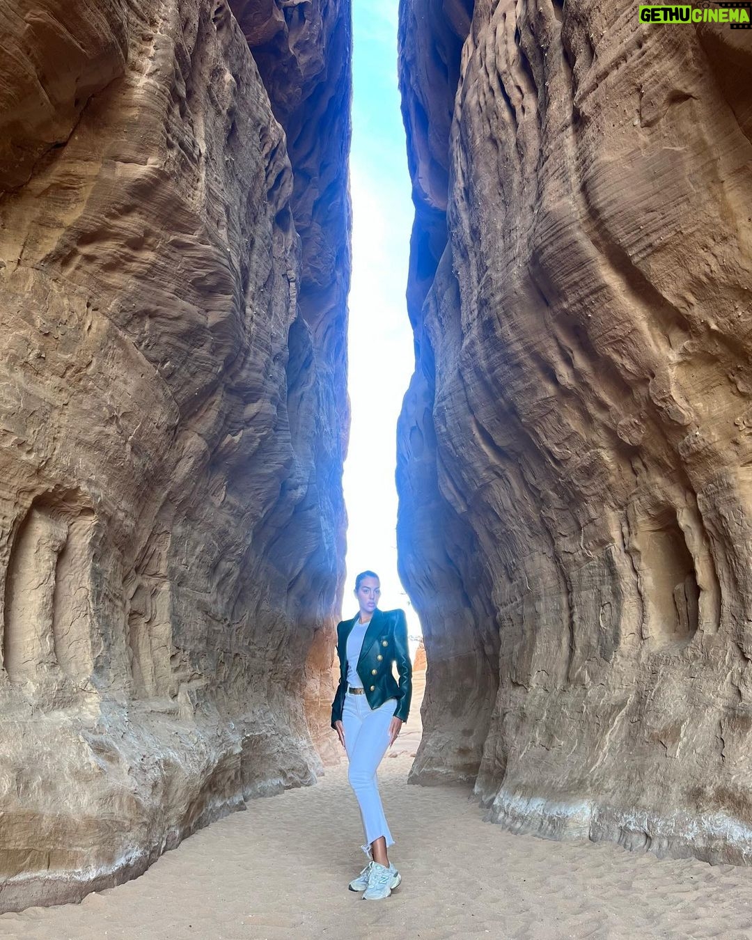 Georgina Rodríguez Instagram - AlUla feels like home 🇸🇦🧡🌅⛰️✨ @ExperienceALUla #ExperienceALUla @ALUlamoments #ALUlaMoments #ALula