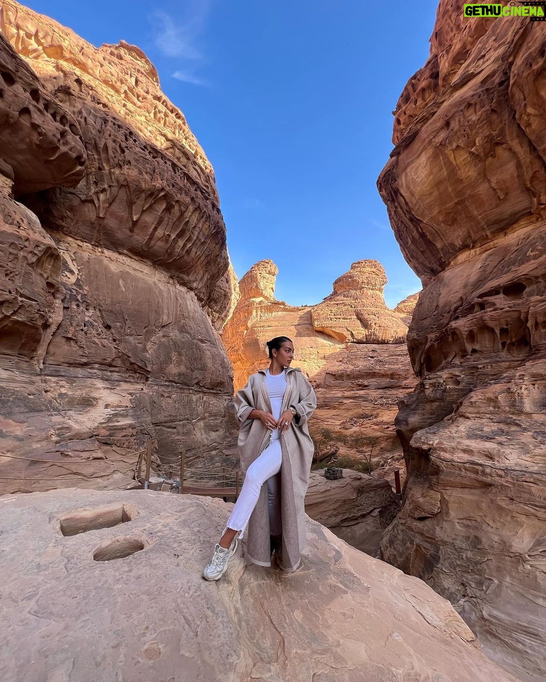 Georgina Rodríguez Instagram - AlUla feels like home 🇸🇦🧡🌅⛰️✨ @ExperienceALUla #ExperienceALUla @ALUlamoments #ALUlaMoments #ALula