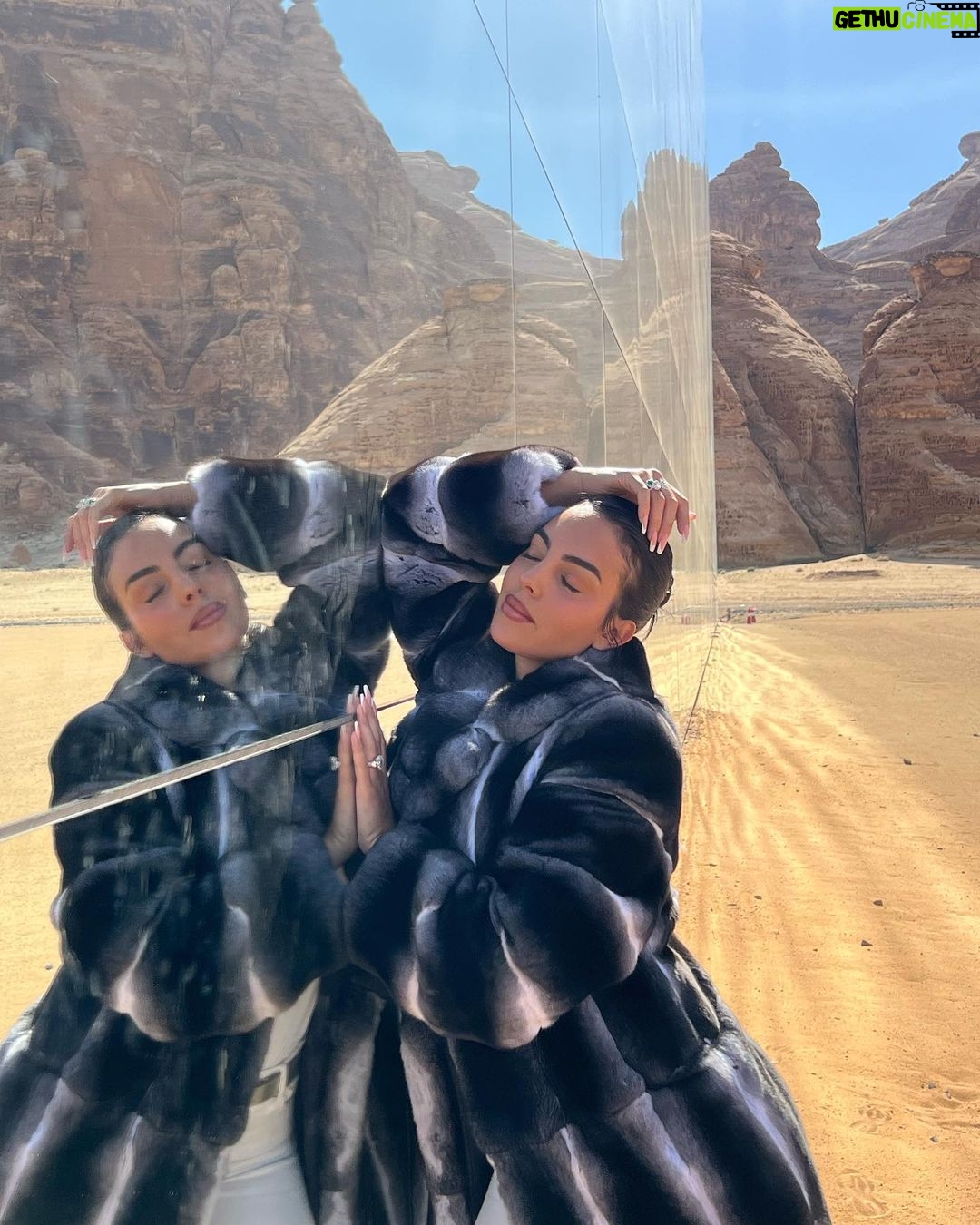 Georgina Rodríguez Instagram - AlUla feels like home 🇸🇦🧡🌅⛰️✨ @ExperienceALUla #ExperienceALUla @ALUlamoments #ALUlaMoments #ALula