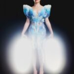 Gessica Kayane Instagram - Segundo dia de #FarofadaGkay e a ELLE mostra, com exclusividade, o lookão da influenciadora para esta noite: trata-se de um @irisvanherpen que foi desfilado em Paris, na temporada de alta-costura de inverno 2022. Pronta pra abalar as estruturas, né @gessicakayane? @irisvanherpen 🪽 Foto: @igoormelo Assistente de foto: biagarbieri Assistente de foto: @stevillar Diretora criativa: @leticiahaag Vídeo: @marlonbrambilla @estudio.carne Beleza: @rodrigocosta Assistente de beleza: @otavioalmeidaaa Marina Park Hotel