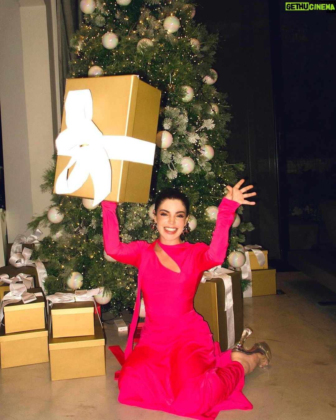 Gessica Kayane Instagram - FELIZ NATAL (a sandália de todos os looks não podia faltar) 🩷
