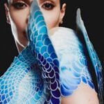 Gessica Kayane Instagram - Segundo dia de #FarofadaGkay e a ELLE mostra, com exclusividade, o lookão da influenciadora para esta noite: trata-se de um @irisvanherpen que foi desfilado em Paris, na temporada de alta-costura de inverno 2022. Pronta pra abalar as estruturas, né @gessicakayane? @irisvanherpen 🪽 Foto: @igoormelo Assistente de foto: biagarbieri Assistente de foto: @stevillar Diretora criativa: @leticiahaag Vídeo: @marlonbrambilla @estudio.carne Beleza: @rodrigocosta Assistente de beleza: @otavioalmeidaaa Marina Park Hotel