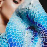 Gessica Kayane Instagram - Segundo dia de #FarofadaGkay e a ELLE mostra, com exclusividade, o lookão da influenciadora para esta noite: trata-se de um @irisvanherpen que foi desfilado em Paris, na temporada de alta-costura de inverno 2022. Pronta pra abalar as estruturas, né @gessicakayane? @irisvanherpen 🪽 Foto: @igoormelo Assistente de foto: biagarbieri Assistente de foto: @stevillar Diretora criativa: @leticiahaag Vídeo: @marlonbrambilla @estudio.carne Beleza: @rodrigocosta Assistente de beleza: @otavioalmeidaaa Marina Park Hotel