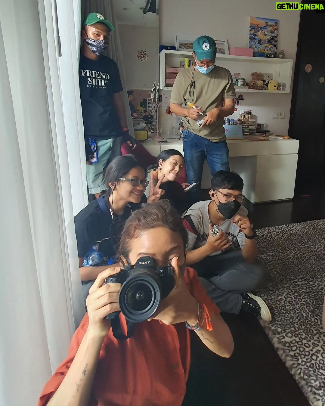 Gina S. Noer Instagram - Di balik @filmlikeandshare ada tim yang ((bercandyaaaa... bercandyaaa...)) dan menghadapi suka duka dengan makan enak serta tawa lepas. Menurut saya, hubungan baik yang tumbuh selama proses filmmaking adalah kemenangan paling sejatinya para pencerita. Selamat untuk seluruh tim. Baik yg namanya tercantum sebagai nomine @festivalfilmid ataupun yang tidak. Sesungguhnya ini adalah pencapaian kita semua. Mari makan-makan. Mari kita rayakan ππ Foto campuran dari @trirtn BTS khusus dari bung @desbins ππ«ΆπΌ *Film Like & Share mendapatkan 11 nominasi dalam Festival Film Indonesia 2023! Terima kasih tim seleksi & akademi citra serta panitia FFI!* Nominasi Penulis Skenario Asli Terbaik Gina S. Noer -- @rinosarjono @arief_ashshiddiq @dddddaaaarrriin @divapresya @deyayu.yuliani @arawindak @auroraribero Nominasi Penata Suara Terbaik Aria Prayogi, M. Ichsan Rachmaditta, Muhammad Akbar Patawari - Like & Share @ariaprayogi @alunanpost @ichsound @asssound_m_akbar_patawari_15 @novryanto.tm @nepioks Nominasi Pemeran Pendukung Perempuan Terbaik Aulia Sarah - Like & Share @owliasarah @fafa_didin Nominasi Penyunting Gambar Terbaik Aline Jusria - Like & Share @alinejusria @coldcaffein richie @nikko_ba Nominasi Penata Busana Terbaik Dara Asvia - Like & Share @daraasvia & team Nominasi Penata Rias Terbaik Astrid Sambudiono - Like & Share @astridsambudiono & team Nominasi Pengarah Artistik Terbaik Dita Gambiro - Like & Share @ditagam Tulang, @amyfitria.s @nxf.74 @detaunggul Nominasi Pengarah Sinematografi Terbaik Deska Binarso - Like & Share @desbins @fajar.ridho.ilahi @andhypulung @super8mmstudio @ucii_amini Nominasi Pemeran Utama Perempuan Terbaik Aurora Ribero - Like & Share @auroraribero @rummayay @wickedwidhi @ariefhavidz Nominasi Sutradara Terbaik Gina S. Noer - Like & Share @rambatrandi @kikaalattas @ikamardianaa Nominasi Film Cerita Panjang Terbaik Like & Share @chandparwez @salmanaristo @sppratama @ameoktavia @orchidaramadhania @ellenarmin @yanarahajeng Tak lupa tim promo Mbak Hanah @adam_juanp @guzila @celinekiesa @viankajulian dkk. poster @alvinhariz @stephanyjosephine Tim produksi Bang Ade, Pak Iyang, Ricky dkk Pokoknya selamat semuanya π₯³