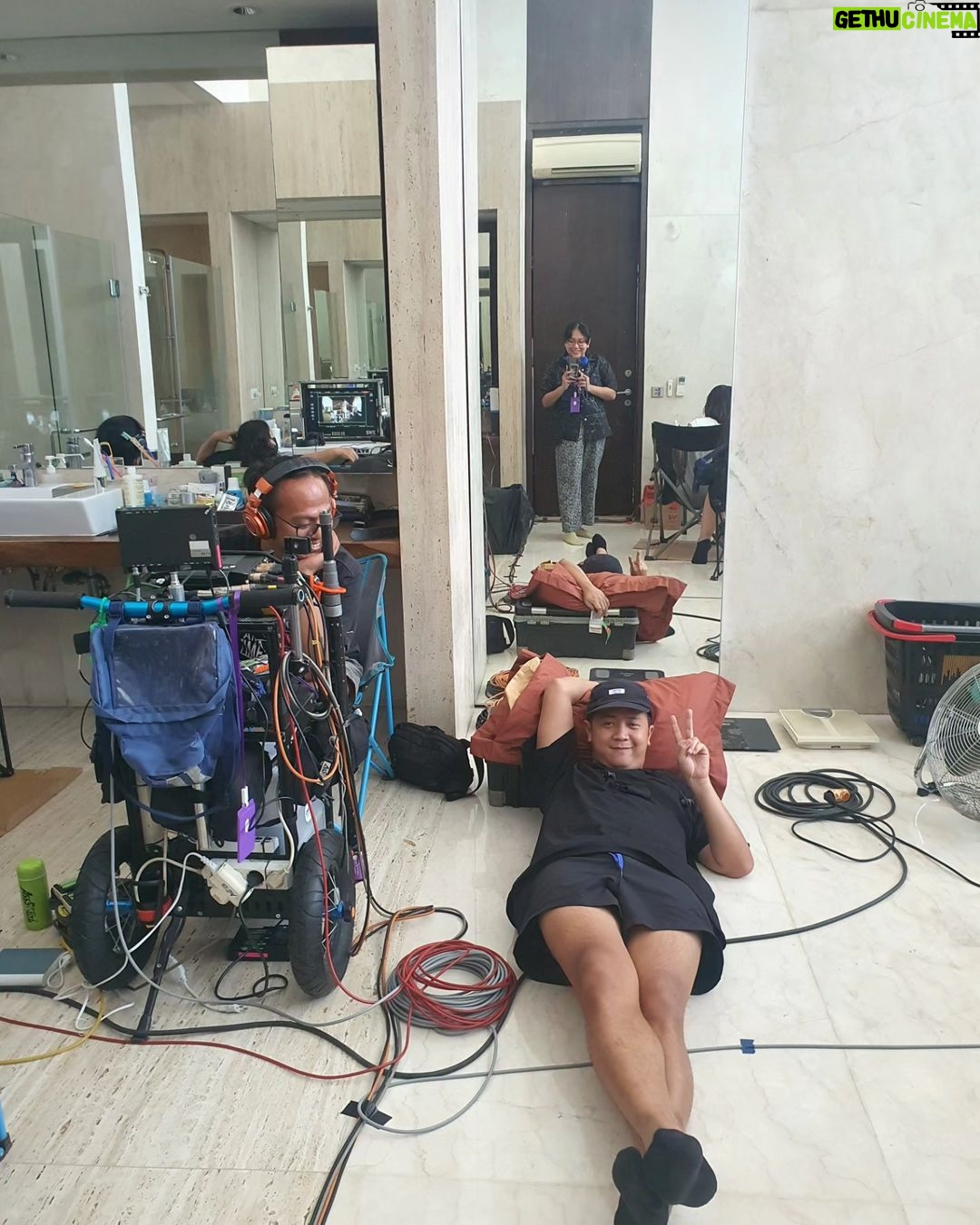 Gina S. Noer Instagram - Di balik @filmlikeandshare ada tim yang ((bercandyaaaa... bercandyaaa...)) dan menghadapi suka duka dengan makan enak serta tawa lepas. Menurut saya, hubungan baik yang tumbuh selama proses filmmaking adalah kemenangan paling sejatinya para pencerita. Selamat untuk seluruh tim. Baik yg namanya tercantum sebagai nomine @festivalfilmid ataupun yang tidak. Sesungguhnya ini adalah pencapaian kita semua. Mari makan-makan. Mari kita rayakan ππ Foto campuran dari @trirtn BTS khusus dari bung @desbins ππ«ΆπΌ *Film Like & Share mendapatkan 11 nominasi dalam Festival Film Indonesia 2023! Terima kasih tim seleksi & akademi citra serta panitia FFI!* Nominasi Penulis Skenario Asli Terbaik Gina S. Noer -- @rinosarjono @arief_ashshiddiq @dddddaaaarrriin @divapresya @deyayu.yuliani @arawindak @auroraribero Nominasi Penata Suara Terbaik Aria Prayogi, M. Ichsan Rachmaditta, Muhammad Akbar Patawari - Like & Share @ariaprayogi @alunanpost @ichsound @asssound_m_akbar_patawari_15 @novryanto.tm @nepioks Nominasi Pemeran Pendukung Perempuan Terbaik Aulia Sarah - Like & Share @owliasarah @fafa_didin Nominasi Penyunting Gambar Terbaik Aline Jusria - Like & Share @alinejusria @coldcaffein richie @nikko_ba Nominasi Penata Busana Terbaik Dara Asvia - Like & Share @daraasvia & team Nominasi Penata Rias Terbaik Astrid Sambudiono - Like & Share @astridsambudiono & team Nominasi Pengarah Artistik Terbaik Dita Gambiro - Like & Share @ditagam Tulang, @amyfitria.s @nxf.74 @detaunggul Nominasi Pengarah Sinematografi Terbaik Deska Binarso - Like & Share @desbins @fajar.ridho.ilahi @andhypulung @super8mmstudio @ucii_amini Nominasi Pemeran Utama Perempuan Terbaik Aurora Ribero - Like & Share @auroraribero @rummayay @wickedwidhi @ariefhavidz Nominasi Sutradara Terbaik Gina S. Noer - Like & Share @rambatrandi @kikaalattas @ikamardianaa Nominasi Film Cerita Panjang Terbaik Like & Share @chandparwez @salmanaristo @sppratama @ameoktavia @orchidaramadhania @ellenarmin @yanarahajeng Tak lupa tim promo Mbak Hanah @adam_juanp @guzila @celinekiesa @viankajulian dkk. poster @alvinhariz @stephanyjosephine Tim produksi Bang Ade, Pak Iyang, Ricky dkk Pokoknya selamat semuanya π₯³