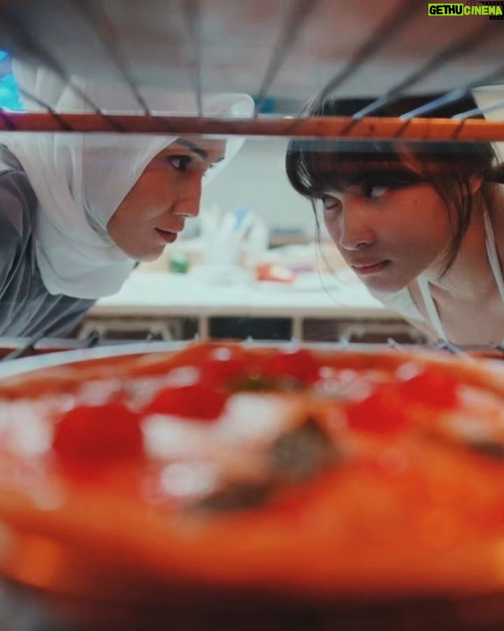 Gina S. Noer Instagram - Di balik @filmlikeandshare ada tim yang ((bercandyaaaa... bercandyaaa...)) dan menghadapi suka duka dengan makan enak serta tawa lepas. Menurut saya, hubungan baik yang tumbuh selama proses filmmaking adalah kemenangan paling sejatinya para pencerita. Selamat untuk seluruh tim. Baik yg namanya tercantum sebagai nomine @festivalfilmid ataupun yang tidak. Sesungguhnya ini adalah pencapaian kita semua. Mari makan-makan. Mari kita rayakan ππ Foto campuran dari @trirtn BTS khusus dari bung @desbins ππ«ΆπΌ *Film Like & Share mendapatkan 11 nominasi dalam Festival Film Indonesia 2023! Terima kasih tim seleksi & akademi citra serta panitia FFI!* Nominasi Penulis Skenario Asli Terbaik Gina S. Noer -- @rinosarjono @arief_ashshiddiq @dddddaaaarrriin @divapresya @deyayu.yuliani @arawindak @auroraribero Nominasi Penata Suara Terbaik Aria Prayogi, M. Ichsan Rachmaditta, Muhammad Akbar Patawari - Like & Share @ariaprayogi @alunanpost @ichsound @asssound_m_akbar_patawari_15 @novryanto.tm @nepioks Nominasi Pemeran Pendukung Perempuan Terbaik Aulia Sarah - Like & Share @owliasarah @fafa_didin Nominasi Penyunting Gambar Terbaik Aline Jusria - Like & Share @alinejusria @coldcaffein richie @nikko_ba Nominasi Penata Busana Terbaik Dara Asvia - Like & Share @daraasvia & team Nominasi Penata Rias Terbaik Astrid Sambudiono - Like & Share @astridsambudiono & team Nominasi Pengarah Artistik Terbaik Dita Gambiro - Like & Share @ditagam Tulang, @amyfitria.s @nxf.74 @detaunggul Nominasi Pengarah Sinematografi Terbaik Deska Binarso - Like & Share @desbins @fajar.ridho.ilahi @andhypulung @super8mmstudio @ucii_amini Nominasi Pemeran Utama Perempuan Terbaik Aurora Ribero - Like & Share @auroraribero @rummayay @wickedwidhi @ariefhavidz Nominasi Sutradara Terbaik Gina S. Noer - Like & Share @rambatrandi @kikaalattas @ikamardianaa Nominasi Film Cerita Panjang Terbaik Like & Share @chandparwez @salmanaristo @sppratama @ameoktavia @orchidaramadhania @ellenarmin @yanarahajeng Tak lupa tim promo Mbak Hanah @adam_juanp @guzila @celinekiesa @viankajulian dkk. poster @alvinhariz @stephanyjosephine Tim produksi Bang Ade, Pak Iyang, Ricky dkk Pokoknya selamat semuanya π₯³