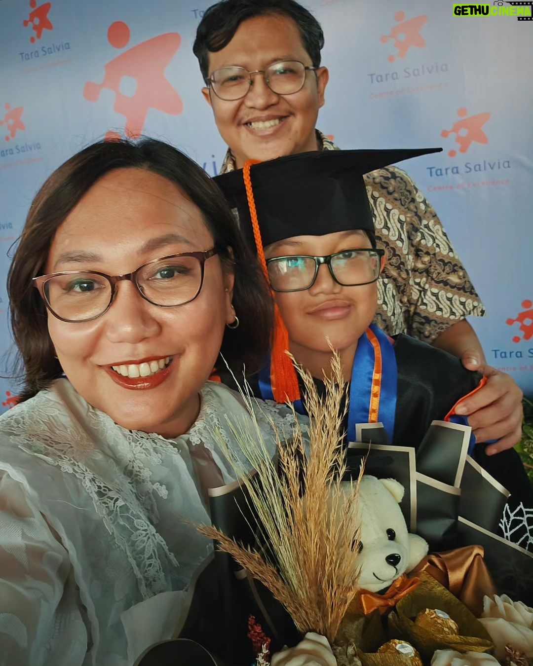 Gina S. Noer Instagram - Pada titik Biru & Bung yang baru ini, makin sadar kalau anak memang tak pernah dilahirkan untuk menjadi milik orangtuanya. Sejak lahir, semua anak adalah milik dunia dan cita-cita yang akan mereka bangun perlahan. Jadi, mungkin perayaan kelulusan sebenarnya perayaan menuju kemandirian yang lebih utuh, pemikiran yang lebih merdeka, dan kebaikan yang lebih berani. Wisuda juga jadi pengingat tiap orangtua bahwa anak-anak kita ini tumbuh baik dalam kasih serta niat baik banyak orang. Apalagi ini anak-anak yang bertahan gigih belajar dalam ujian pandemi. Sehingga terima kasih kami untuk seluruh guru, pengurus, manajemen, dan para kawan murid serta orangtuanya. Sungguh kehormatan bisa sejalan sevisi selama 6 dan 9 tahun di Tara Salvia. Selamat untuk semua lulusan Sadanawa & angkatan 13riliant @tara.salvia Walau berpisah tetapi doa kami selalu mengiringi kalian. Paling penting, selamat untuk Biru & Bung. Bangga sekali dengan kerja keras kalian ππ Tara Salvia School