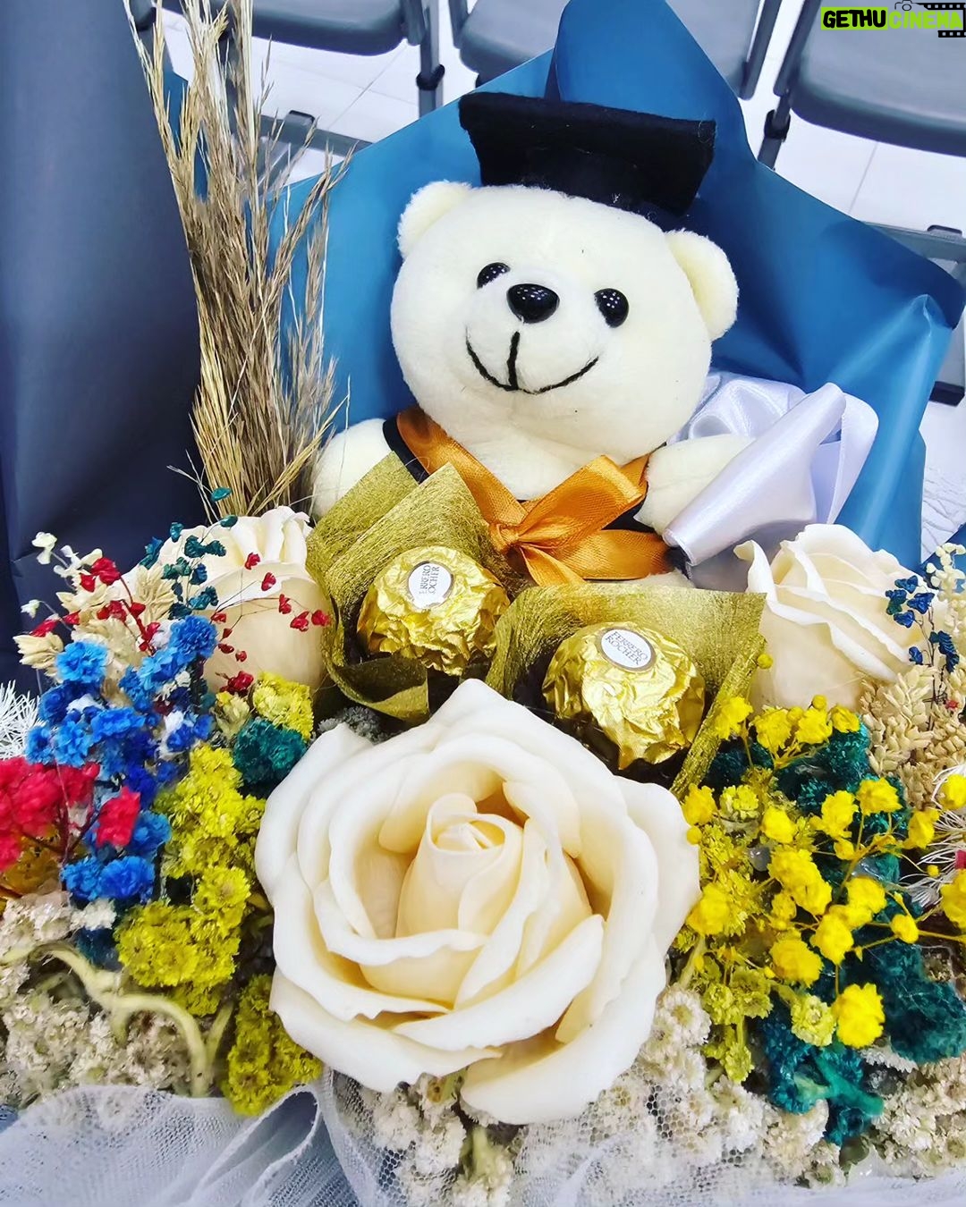 Gina S. Noer Instagram - Pada titik Biru & Bung yang baru ini, makin sadar kalau anak memang tak pernah dilahirkan untuk menjadi milik orangtuanya. Sejak lahir, semua anak adalah milik dunia dan cita-cita yang akan mereka bangun perlahan. Jadi, mungkin perayaan kelulusan sebenarnya perayaan menuju kemandirian yang lebih utuh, pemikiran yang lebih merdeka, dan kebaikan yang lebih berani. Wisuda juga jadi pengingat tiap orangtua bahwa anak-anak kita ini tumbuh baik dalam kasih serta niat baik banyak orang. Apalagi ini anak-anak yang bertahan gigih belajar dalam ujian pandemi. Sehingga terima kasih kami untuk seluruh guru, pengurus, manajemen, dan para kawan murid serta orangtuanya. Sungguh kehormatan bisa sejalan sevisi selama 6 dan 9 tahun di Tara Salvia. Selamat untuk semua lulusan Sadanawa & angkatan 13riliant @tara.salvia Walau berpisah tetapi doa kami selalu mengiringi kalian. Paling penting, selamat untuk Biru & Bung. Bangga sekali dengan kerja keras kalian ππ Tara Salvia School