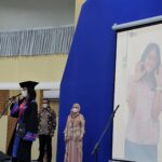 Gina S. Noer Instagram - Pada titik Biru & Bung yang baru ini, makin sadar kalau anak memang tak pernah dilahirkan untuk menjadi milik orangtuanya. Sejak lahir, semua anak adalah milik dunia dan cita-cita yang akan mereka bangun perlahan. Jadi, mungkin perayaan kelulusan sebenarnya perayaan menuju kemandirian yang lebih utuh, pemikiran yang lebih merdeka, dan kebaikan yang lebih berani. Wisuda juga jadi pengingat tiap orangtua bahwa anak-anak kita ini tumbuh baik dalam kasih serta niat baik banyak orang. Apalagi ini anak-anak yang bertahan gigih belajar dalam ujian pandemi. Sehingga terima kasih kami untuk seluruh guru, pengurus, manajemen, dan para kawan murid serta orangtuanya. Sungguh kehormatan bisa sejalan sevisi selama 6 dan 9 tahun di Tara Salvia. Selamat untuk semua lulusan Sadanawa & angkatan 13riliant @tara.salvia Walau berpisah tetapi doa kami selalu mengiringi kalian. Paling penting, selamat untuk Biru & Bung. Bangga sekali dengan kerja keras kalian 💙💚 Tara Salvia School
