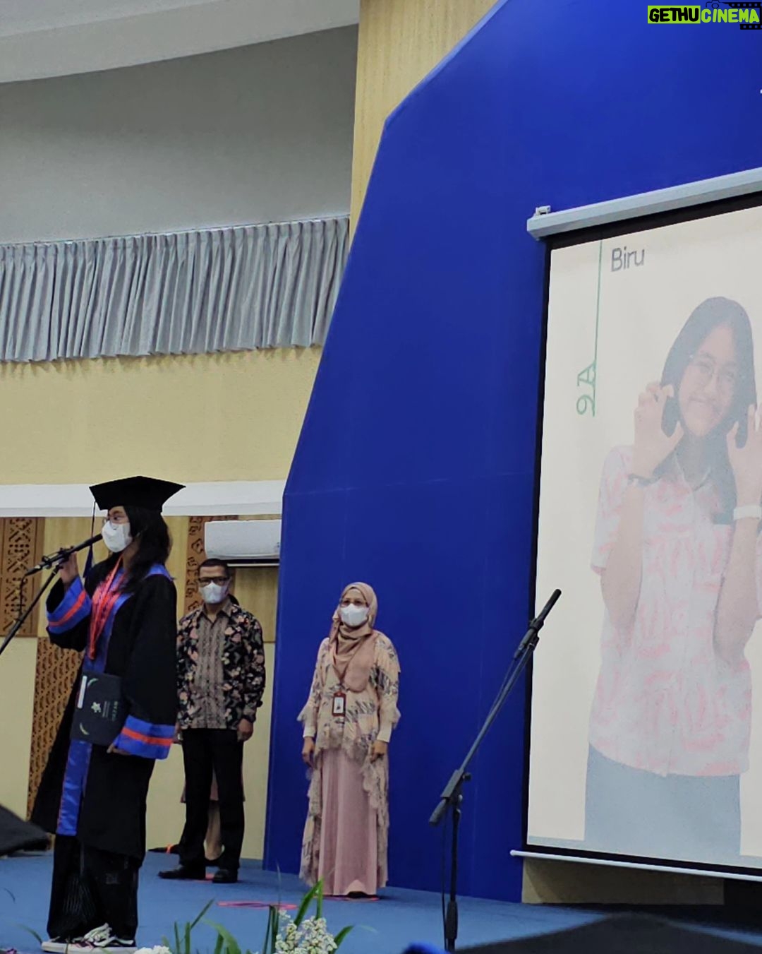 Gina S. Noer Instagram - Pada titik Biru & Bung yang baru ini, makin sadar kalau anak memang tak pernah dilahirkan untuk menjadi milik orangtuanya. Sejak lahir, semua anak adalah milik dunia dan cita-cita yang akan mereka bangun perlahan. Jadi, mungkin perayaan kelulusan sebenarnya perayaan menuju kemandirian yang lebih utuh, pemikiran yang lebih merdeka, dan kebaikan yang lebih berani. Wisuda juga jadi pengingat tiap orangtua bahwa anak-anak kita ini tumbuh baik dalam kasih serta niat baik banyak orang. Apalagi ini anak-anak yang bertahan gigih belajar dalam ujian pandemi. Sehingga terima kasih kami untuk seluruh guru, pengurus, manajemen, dan para kawan murid serta orangtuanya. Sungguh kehormatan bisa sejalan sevisi selama 6 dan 9 tahun di Tara Salvia. Selamat untuk semua lulusan Sadanawa & angkatan 13riliant @tara.salvia Walau berpisah tetapi doa kami selalu mengiringi kalian. Paling penting, selamat untuk Biru & Bung. Bangga sekali dengan kerja keras kalian ππ Tara Salvia School