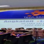 Gina S. Noer Instagram - Pada titik Biru & Bung yang baru ini, makin sadar kalau anak memang tak pernah dilahirkan untuk menjadi milik orangtuanya. Sejak lahir, semua anak adalah milik dunia dan cita-cita yang akan mereka bangun perlahan. Jadi, mungkin perayaan kelulusan sebenarnya perayaan menuju kemandirian yang lebih utuh, pemikiran yang lebih merdeka, dan kebaikan yang lebih berani. Wisuda juga jadi pengingat tiap orangtua bahwa anak-anak kita ini tumbuh baik dalam kasih serta niat baik banyak orang. Apalagi ini anak-anak yang bertahan gigih belajar dalam ujian pandemi. Sehingga terima kasih kami untuk seluruh guru, pengurus, manajemen, dan para kawan murid serta orangtuanya. Sungguh kehormatan bisa sejalan sevisi selama 6 dan 9 tahun di Tara Salvia. Selamat untuk semua lulusan Sadanawa & angkatan 13riliant @tara.salvia Walau berpisah tetapi doa kami selalu mengiringi kalian. Paling penting, selamat untuk Biru & Bung. Bangga sekali dengan kerja keras kalian 💙💚 Tara Salvia School