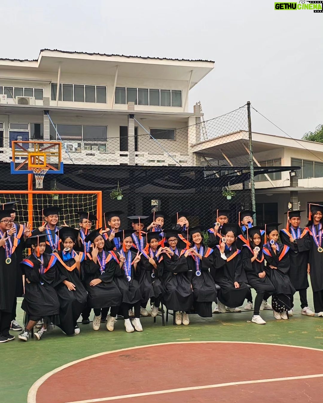 Gina S. Noer Instagram - Pada titik Biru & Bung yang baru ini, makin sadar kalau anak memang tak pernah dilahirkan untuk menjadi milik orangtuanya. Sejak lahir, semua anak adalah milik dunia dan cita-cita yang akan mereka bangun perlahan. Jadi, mungkin perayaan kelulusan sebenarnya perayaan menuju kemandirian yang lebih utuh, pemikiran yang lebih merdeka, dan kebaikan yang lebih berani. Wisuda juga jadi pengingat tiap orangtua bahwa anak-anak kita ini tumbuh baik dalam kasih serta niat baik banyak orang. Apalagi ini anak-anak yang bertahan gigih belajar dalam ujian pandemi. Sehingga terima kasih kami untuk seluruh guru, pengurus, manajemen, dan para kawan murid serta orangtuanya. Sungguh kehormatan bisa sejalan sevisi selama 6 dan 9 tahun di Tara Salvia. Selamat untuk semua lulusan Sadanawa & angkatan 13riliant @tara.salvia Walau berpisah tetapi doa kami selalu mengiringi kalian. Paling penting, selamat untuk Biru & Bung. Bangga sekali dengan kerja keras kalian ππ Tara Salvia School
