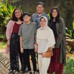 Gina S. Noer Instagram - Happy Eid. Mohon maaf lahir batin. Lebaran pertama tanpa Bapak. Al fatihah. We miss you so much 🤍